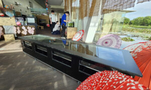 View of the exhibition hall from Bird’s Eye Aquarium. Many visitors are arriving, making it a very popular aquarium.