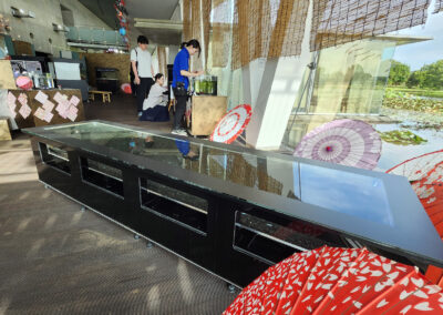 View of the exhibition hall from Bird’s Eye Aquarium. Many visitors are arriving, making it a very popular aquarium.