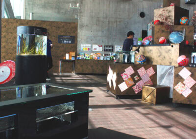 View of the exhibition hall from Bird’s Eye Aquarium. Thoughtful efforts have been made to create a Japanese-style ambiance.