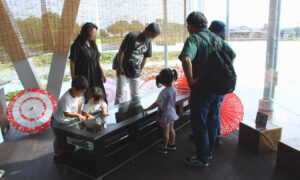 The 2.4-meter-long "YU" Bird’s Eye Aquarium table can accommodate 7-8 visitors viewing at the same time.