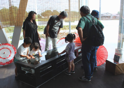 The 2.4-meter-long "YU" Bird’s Eye Aquarium table can accommodate 7-8 visitors viewing at the same time.