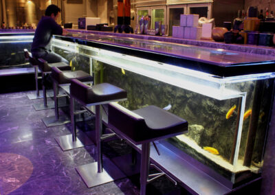 It is relaxing to sit at the bar counter, enjoying food and fish swimming at the same time.