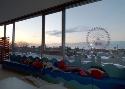魚津水族館のキッズコーナー。家族みんなで縫いぐるみを被って記念写真を撮りましょう。
